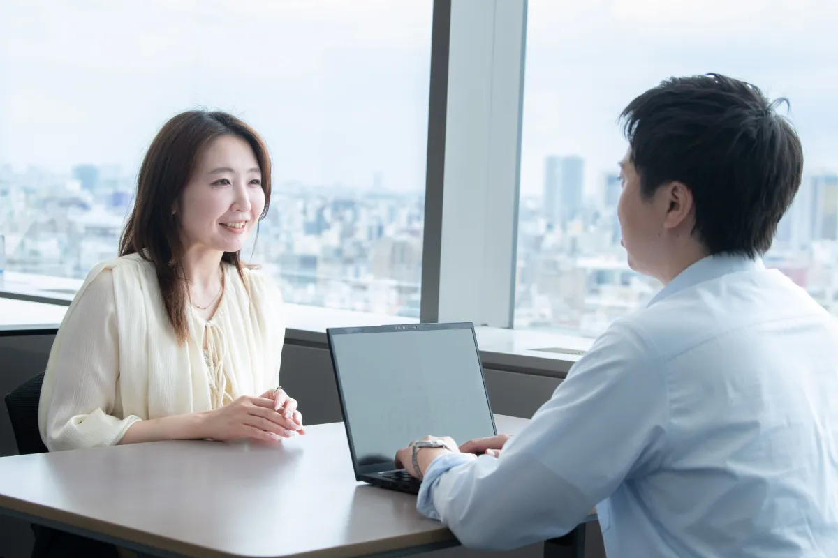 打ち合わせをする社員