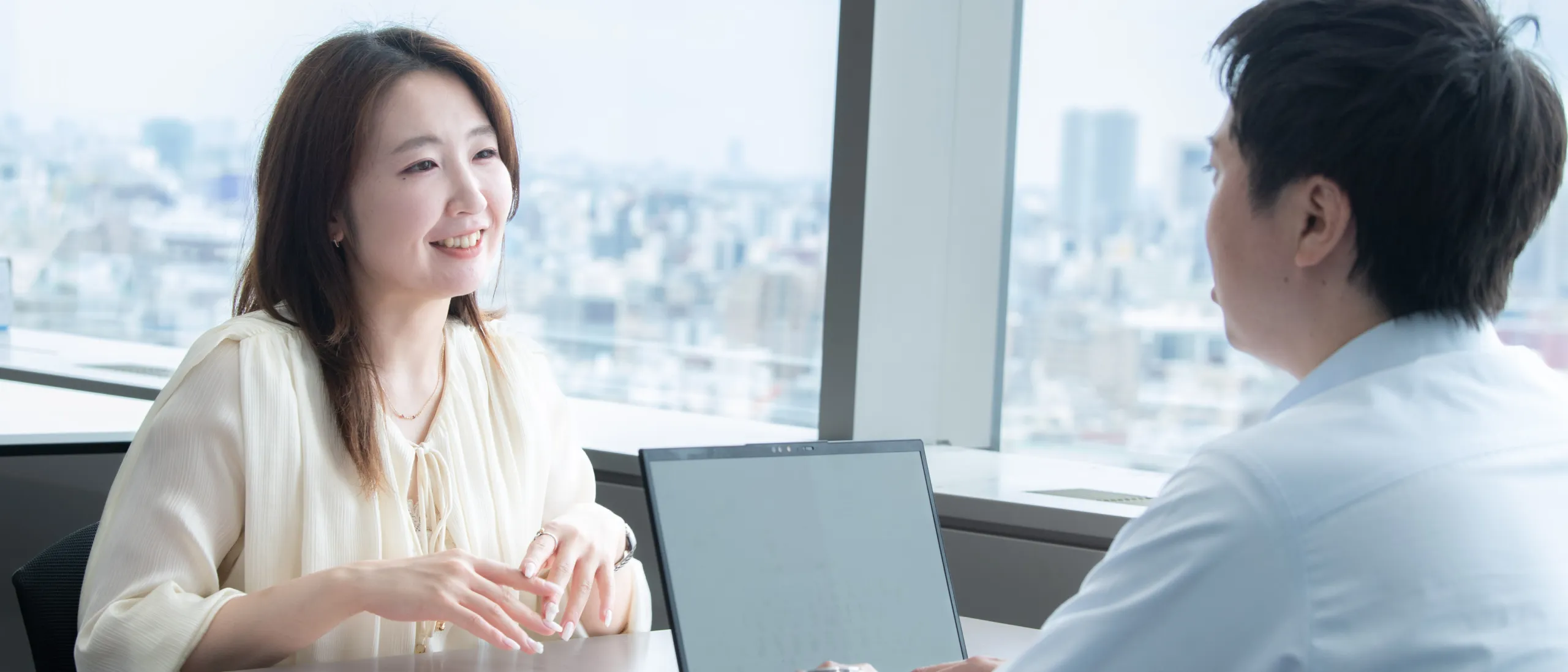 真剣に業務に取り組む社員