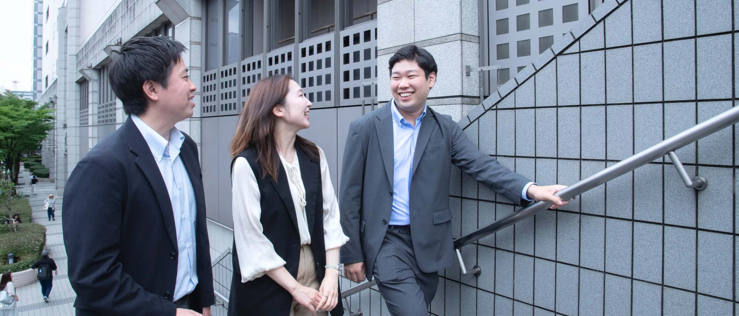 社員がリラックスして和やかに会話している様子