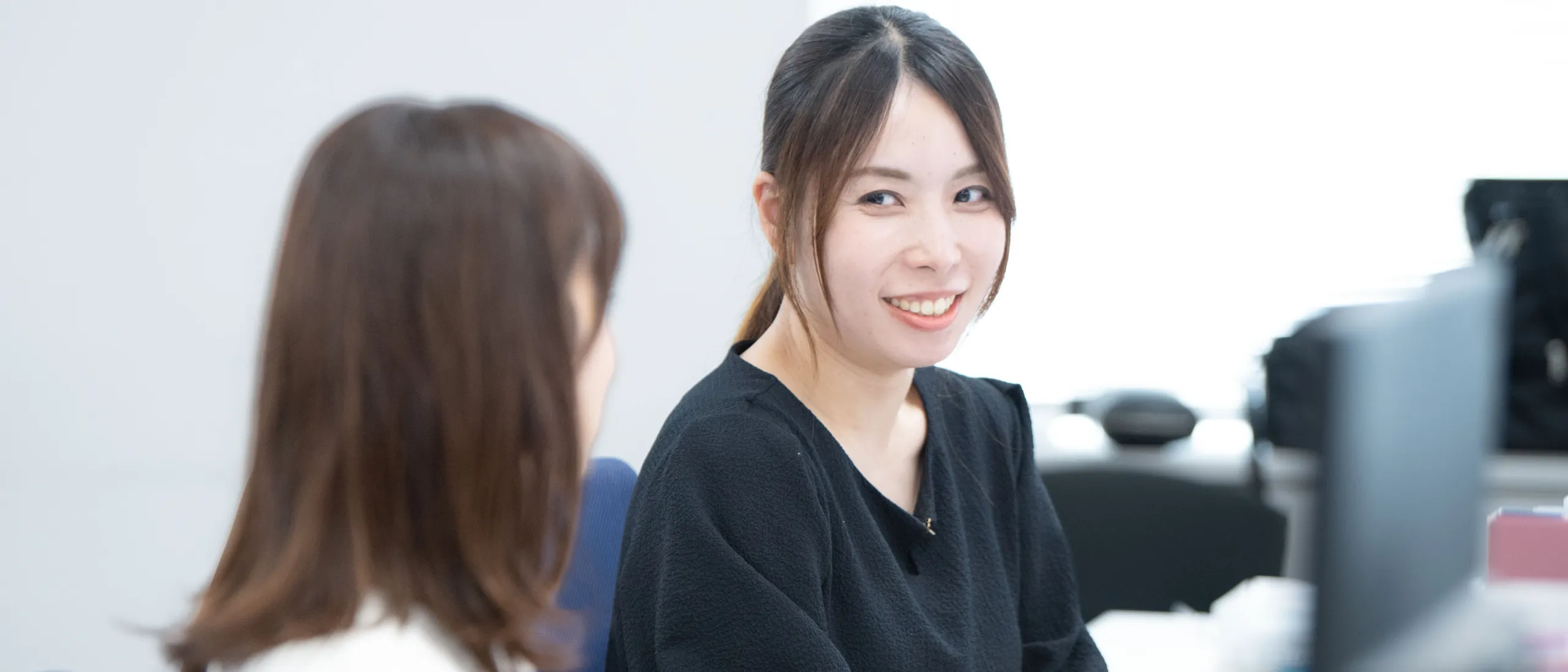 真剣に業務に取り組む若手社員