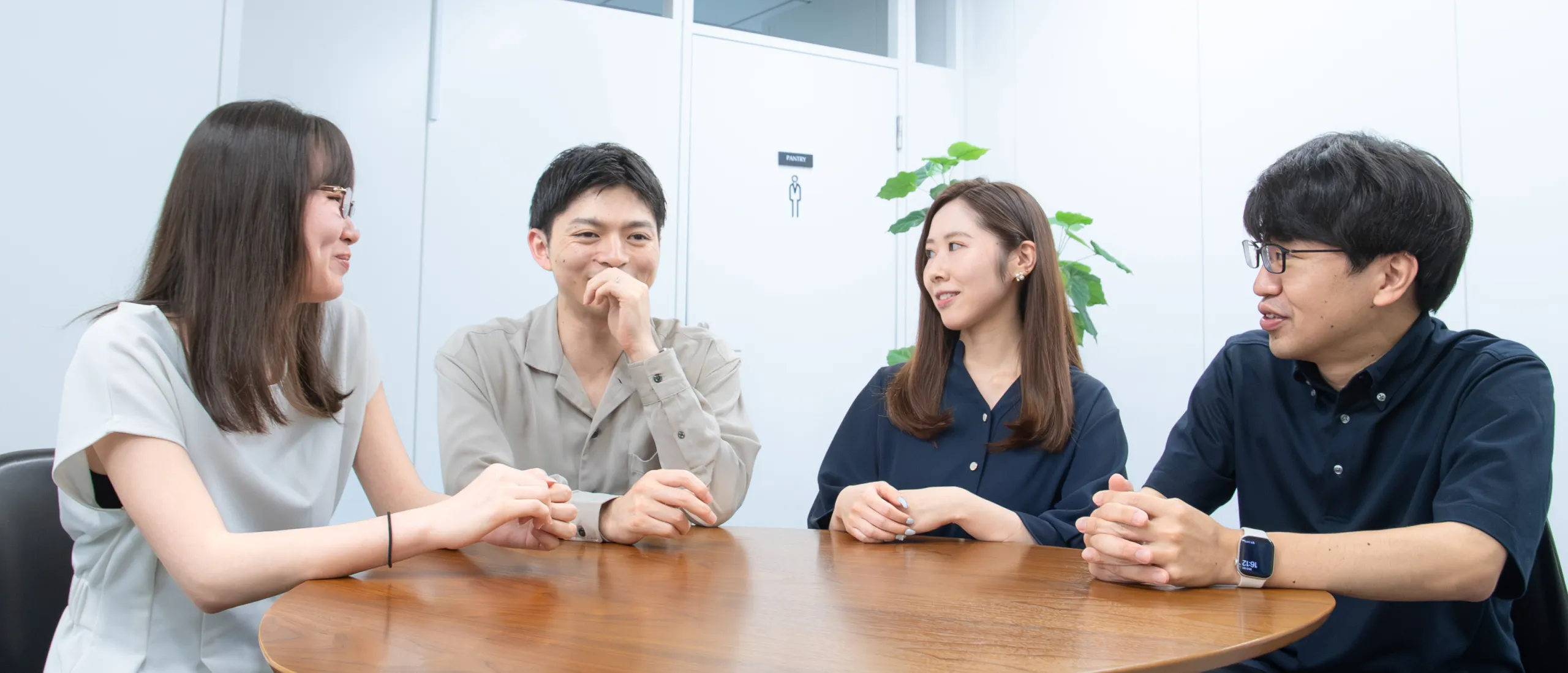 社員が和やかに会話している様子