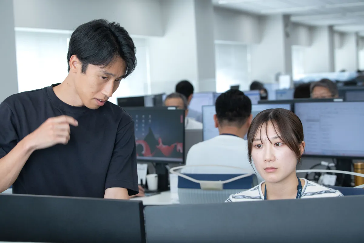 先輩社員に業務を教えてもらう新人社員
