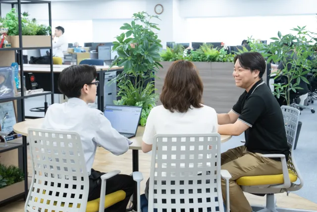 MTGをしている社員