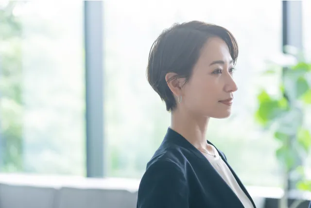 会話する女性社員