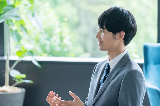 和やかに会話する社員