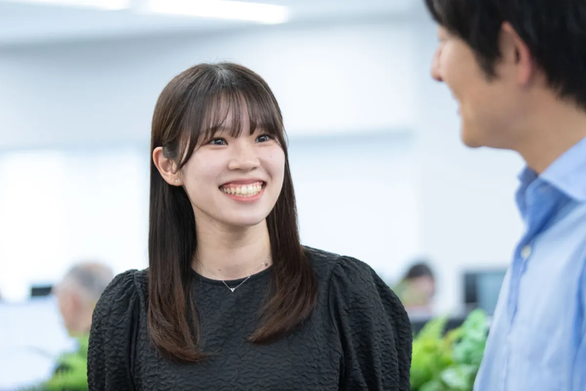 同僚と会話する社員