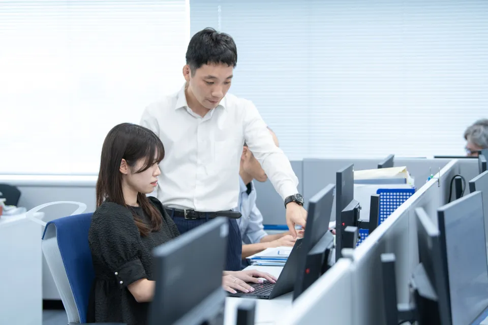 一緒に業務に取り組む2名の社員