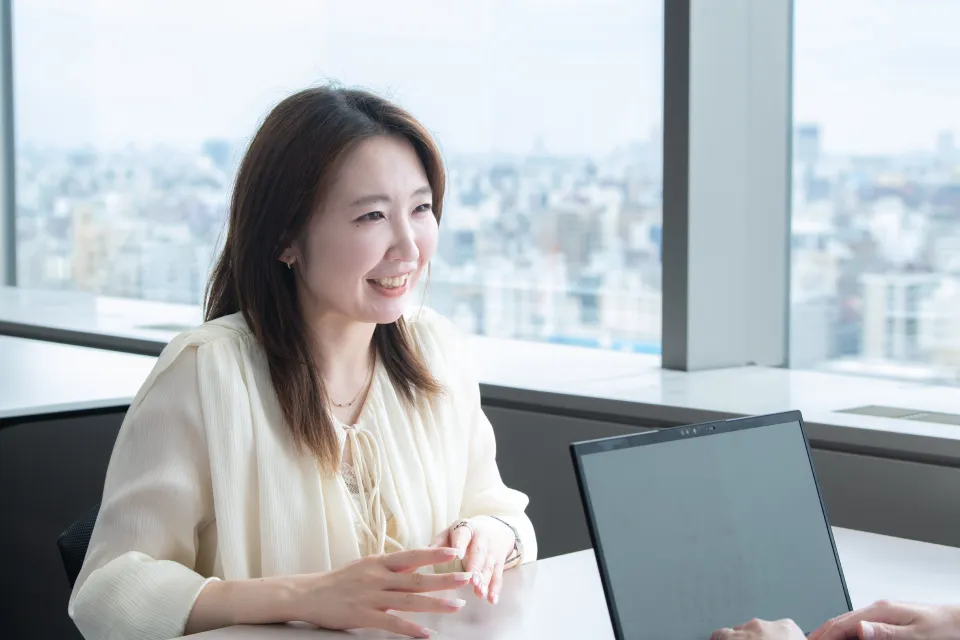 会話をする社員