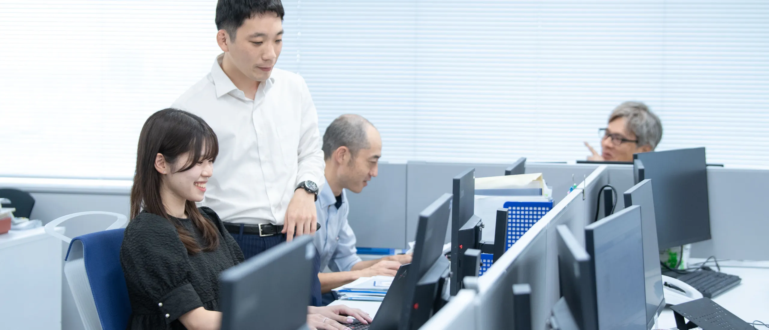 業務に取り組む2名の社員