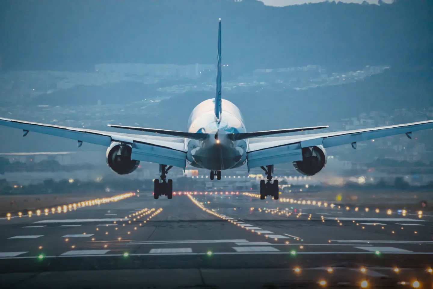 空を飛ぶ飛行機