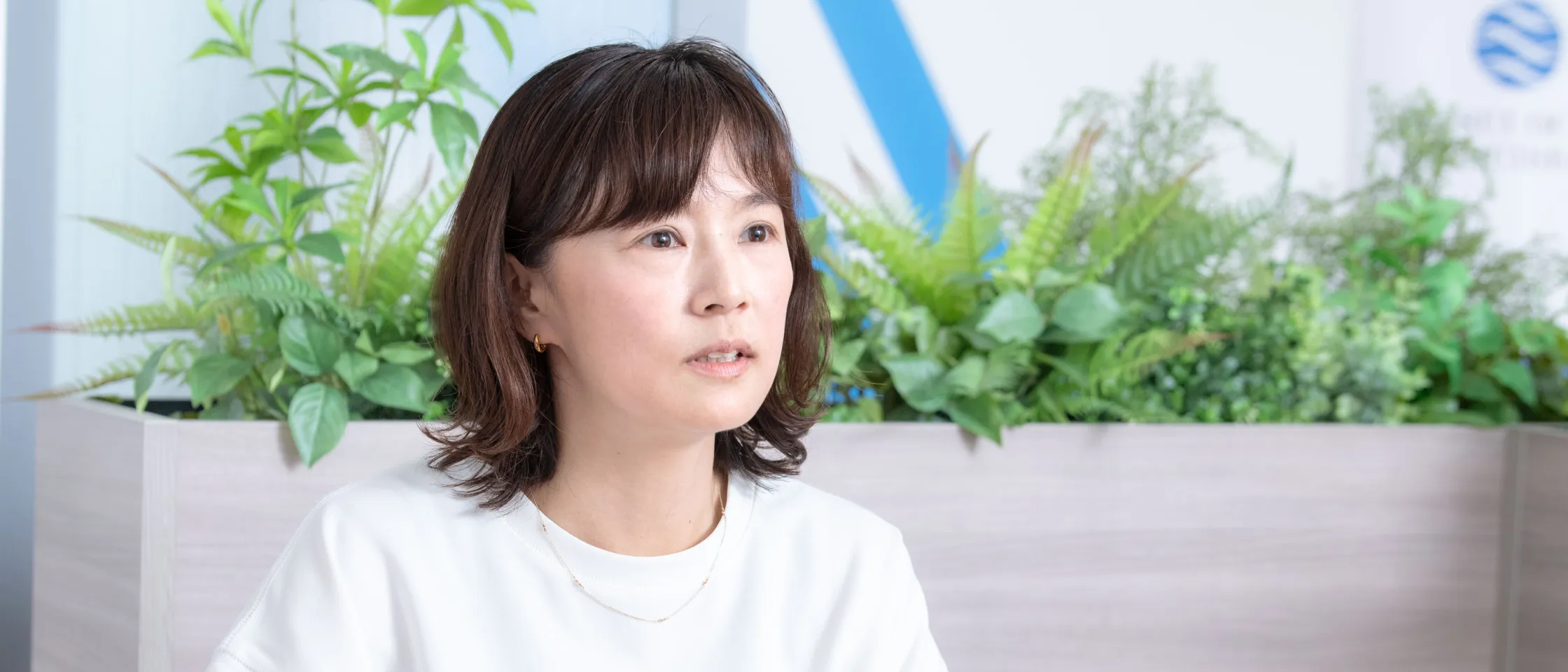 インタビューに答える社員