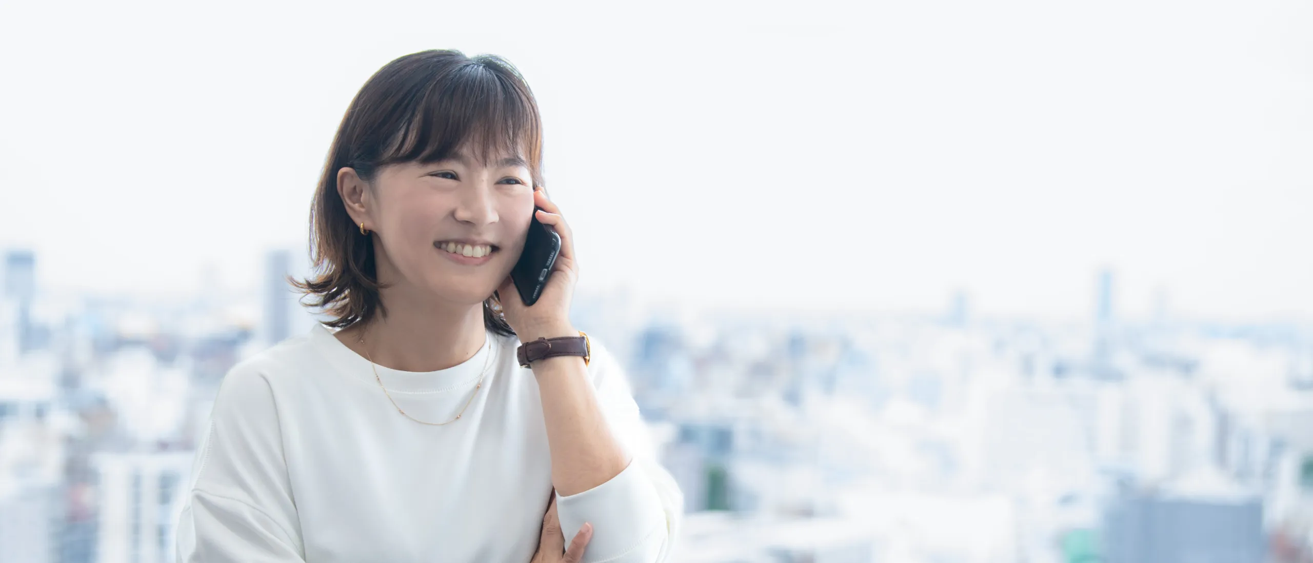 電話をする社員