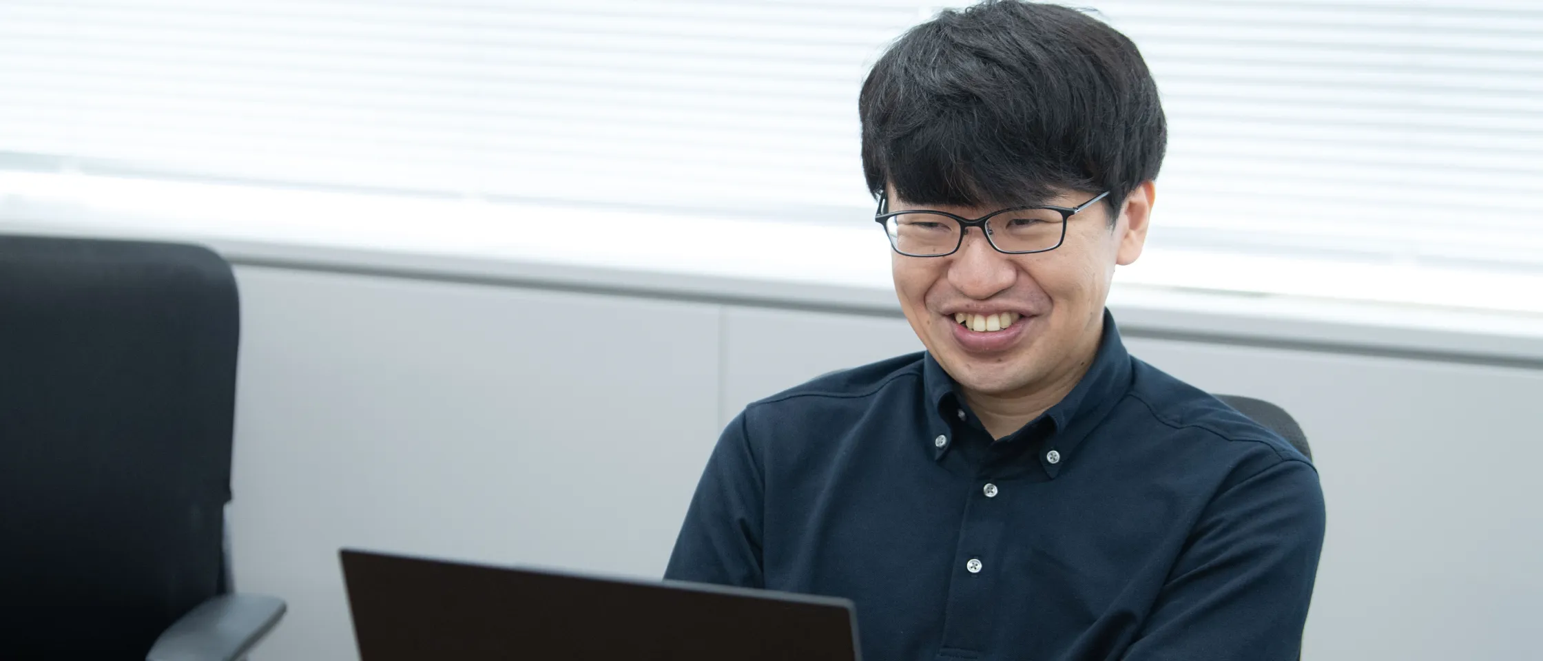 インタビューに答える社員