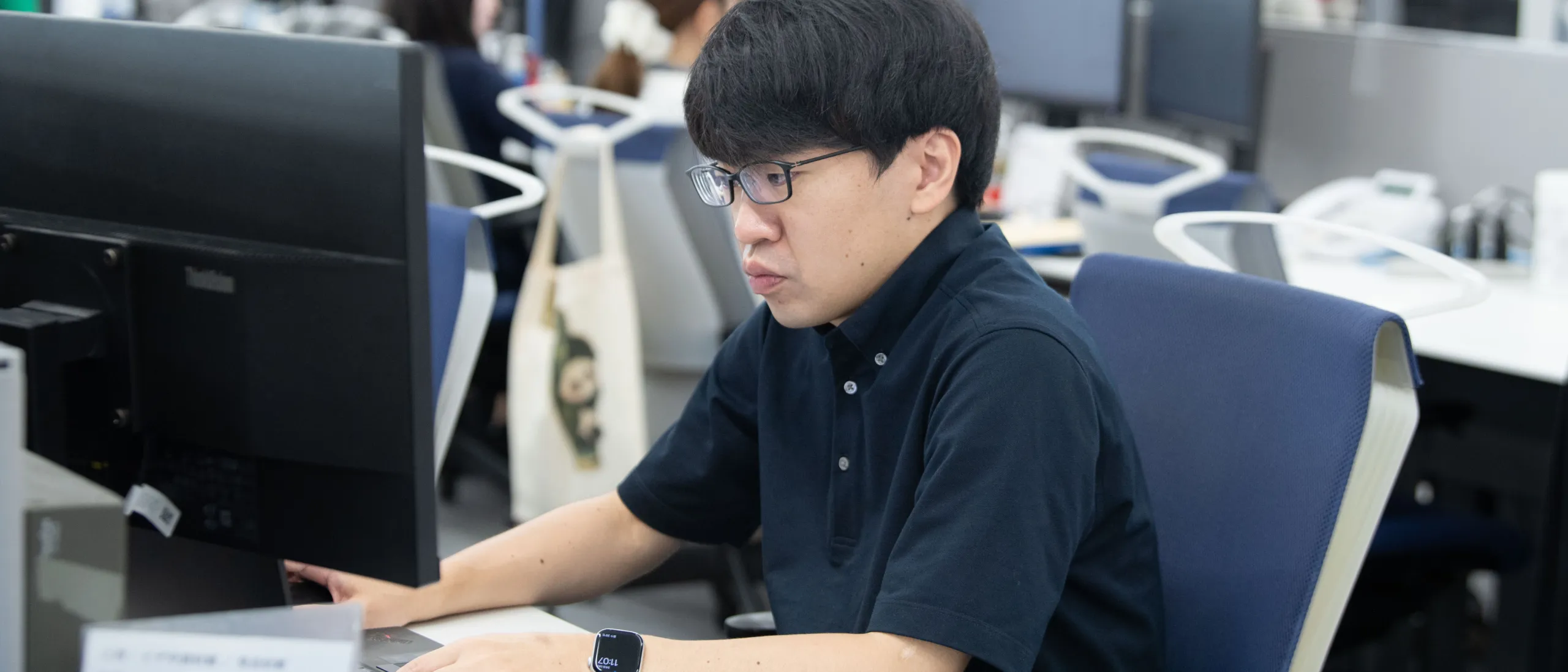 PC業務に取り組む社員