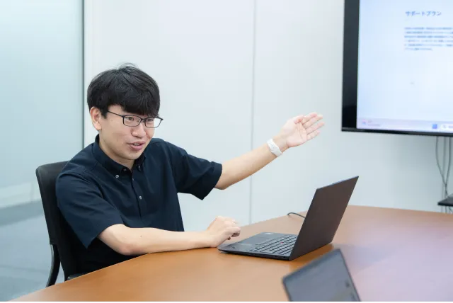 業務に取り組む社員