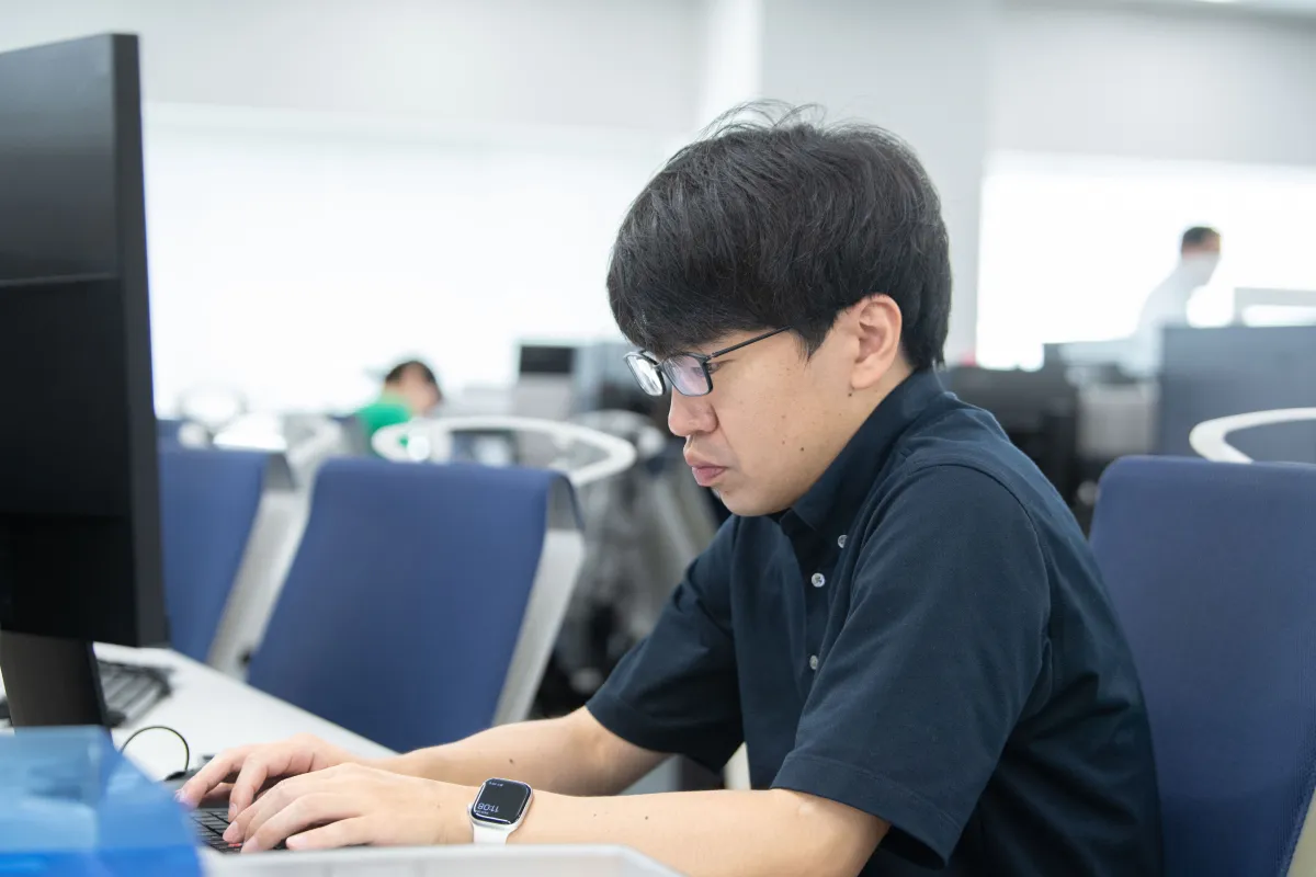 業務に取り組む社員2