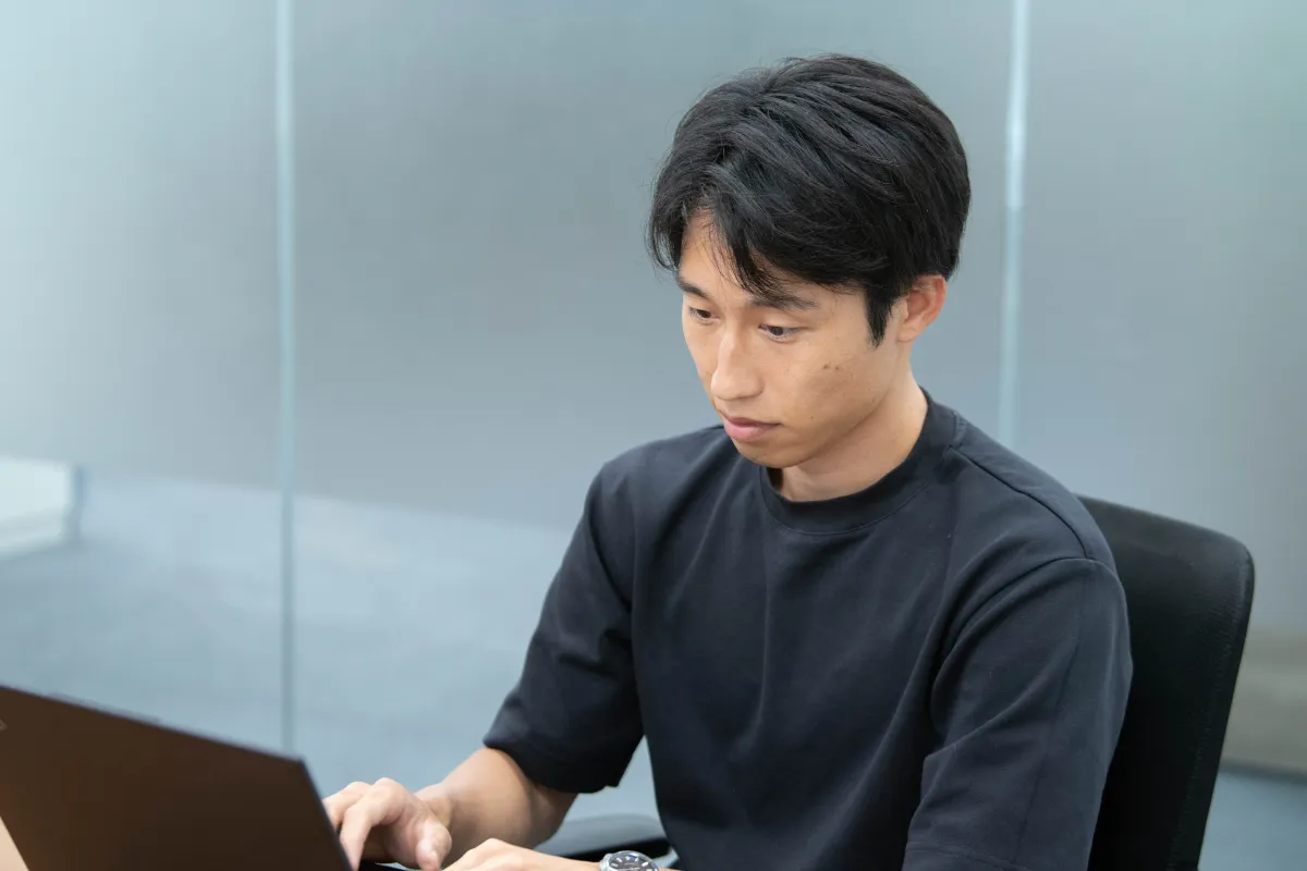 業務に取り組む社員2