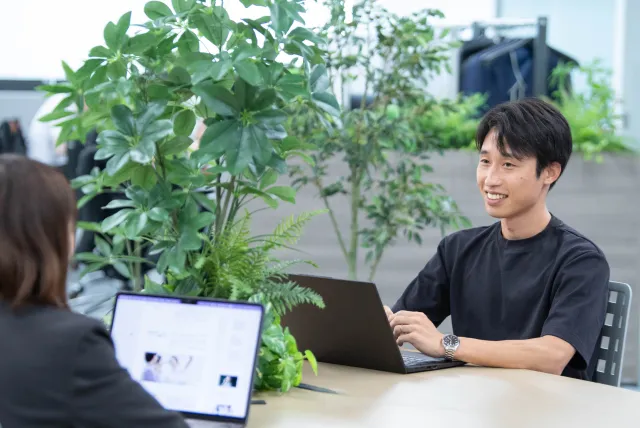 業務に取り組む社員