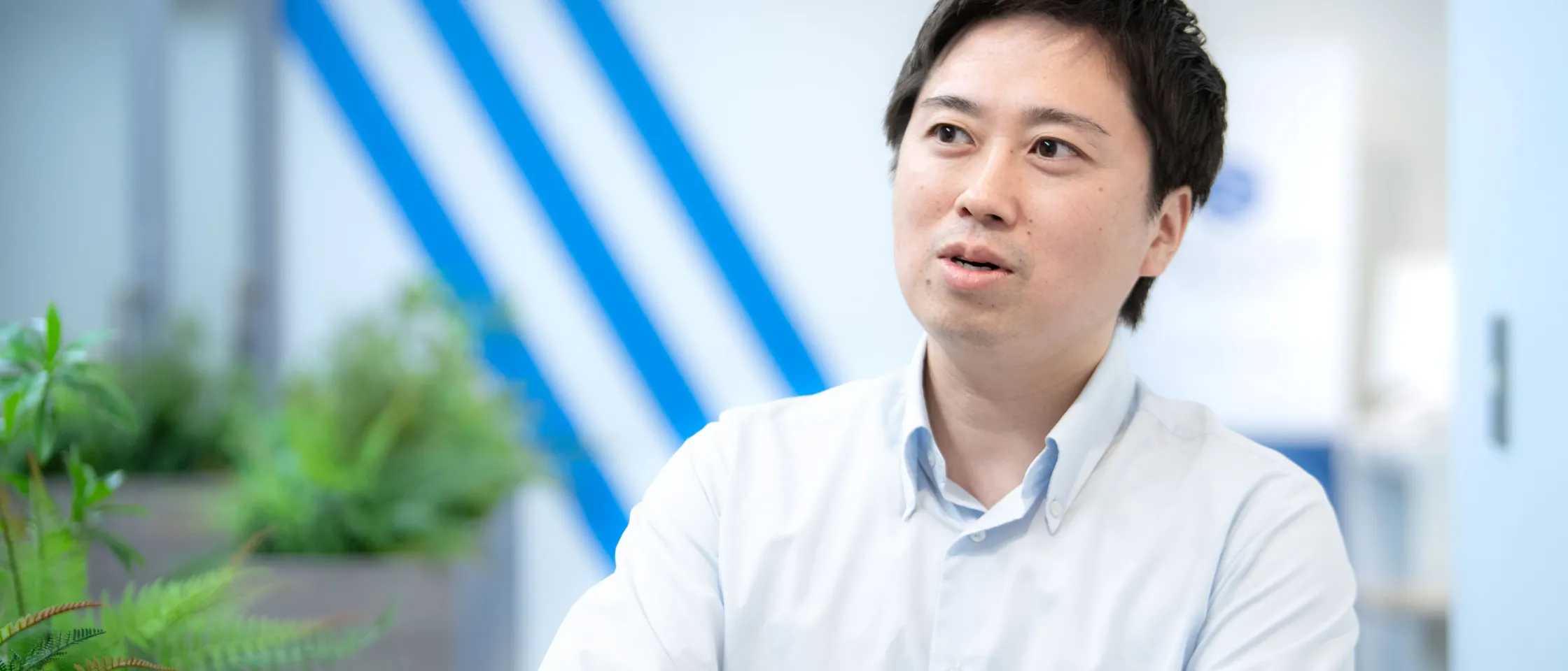 インタビューに答える社員