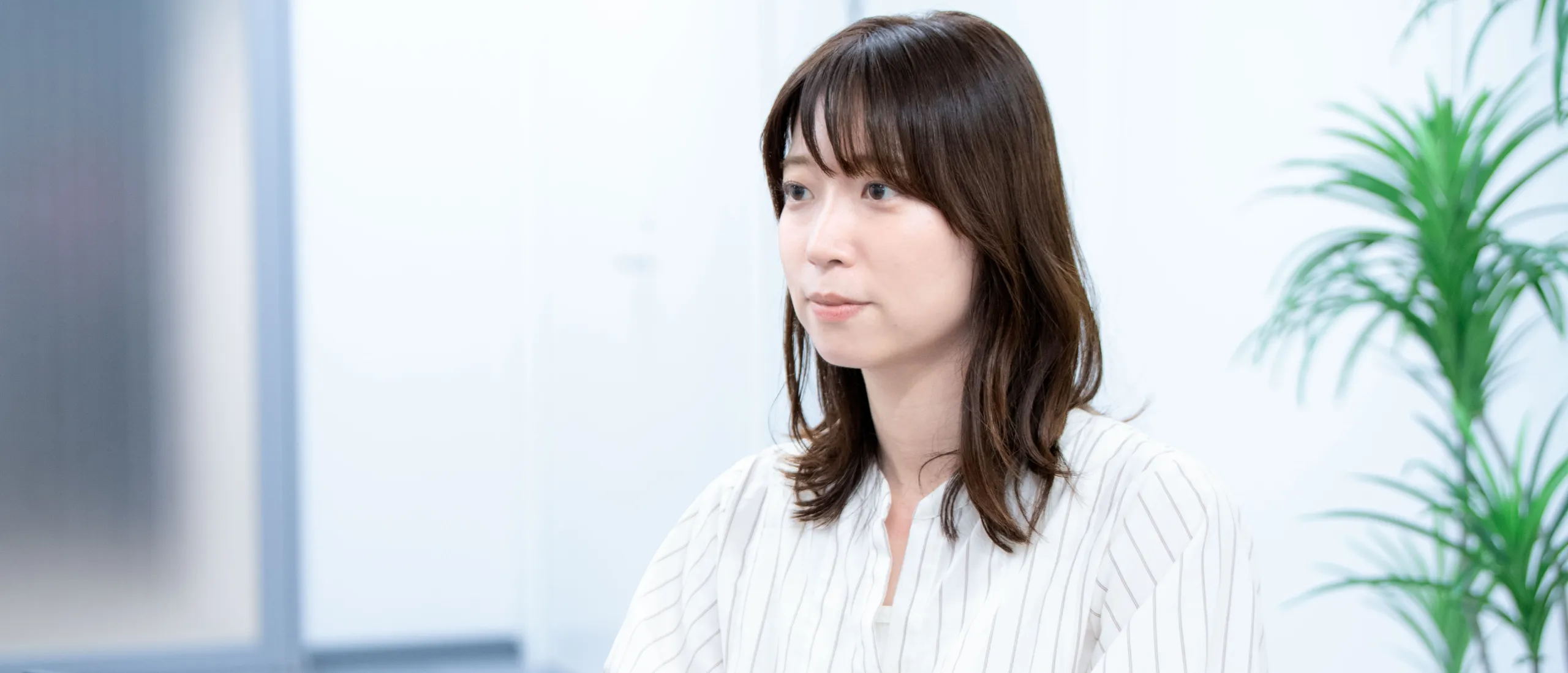 インタビューに答える社員