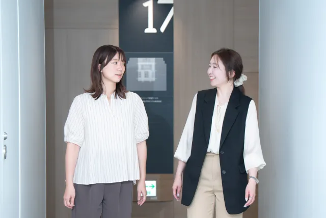 会話する社員